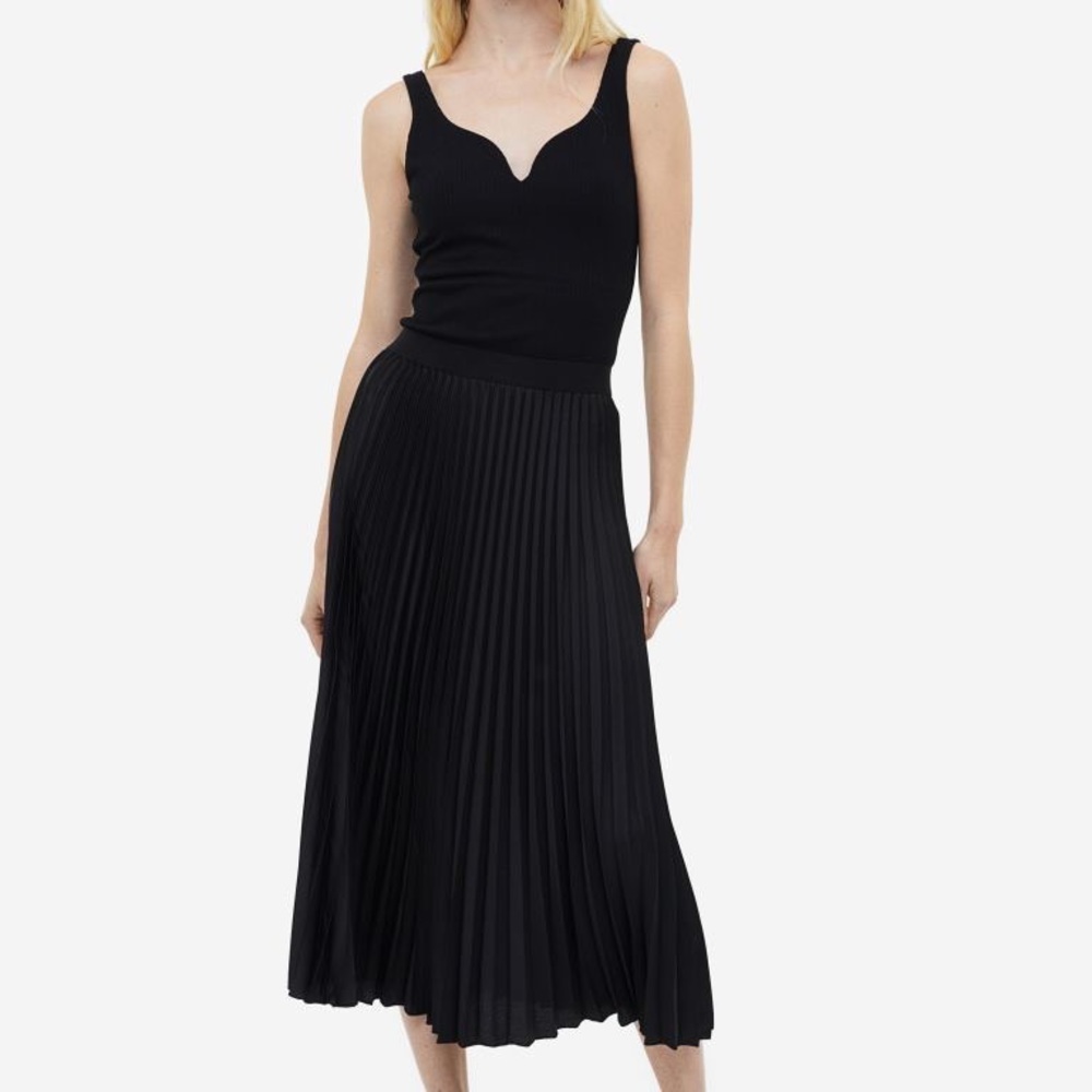 Black H&M midi skirt 🖤